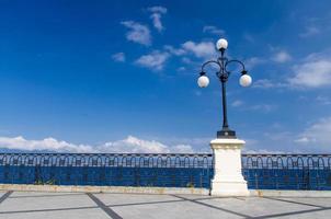 lâmpada de rua com cápsulas no passeio, reggio di calabria, itália foto