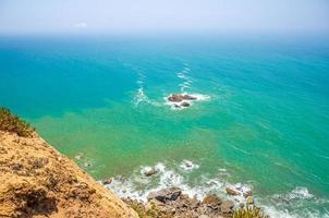 cabo da roca ou ponto mais ocidental da europa continental e eurásia, vista da água turquesa do oceano atlântico foto