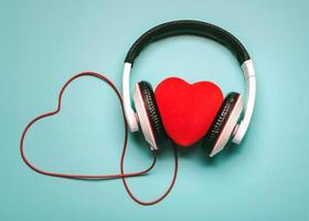 coração com fones de ouvido e conceito de música clable.romantic em forma de coração vermelho foto