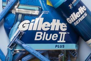 closeup do pacote de lâminas de barbear gillette blue 2 e espuma de barbear com letras do logotipo da série gillette foto