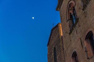 Basílica di san petronio fachada do edifício da igreja e cruz no topo no antigo centro histórico da cidade foto