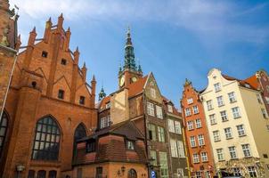 artus court, fachada de casas coloridas típicas, gdansk, polônia foto