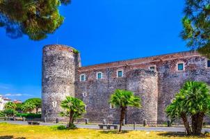 antiga fortaleza do castelo real medieval com paredes de pedra e torres castello ursino urso castelo reino da sicília foto