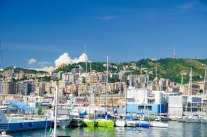 porto porto antico porto com iates brancos de luxo no centro histórico da antiga cidade europeia genoa foto