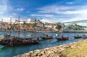 portugal, cidade paisagem porto, barcos de madeira com barris de vinho do porto fecham no rio douro foto