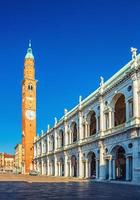 edifício renascentista da basílica palladiana e torre do relógio torre bissara na piazza dei signori foto