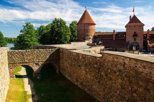 pátio do castelo gótico medieval da ilha de trakai, lituânia