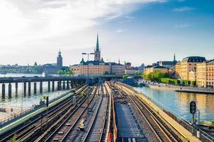 estocolmo trilhos de metrô e trens sobre o lago malaren, suécia foto