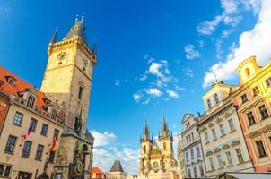 praga praça da cidade velha stare mesto centro histórico da cidade com relógio astronômico foto