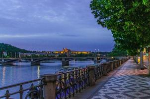 praga com passeio ribeirinho estrada, castelo de praga, st. catedral vitus no distrito de hradcany foto