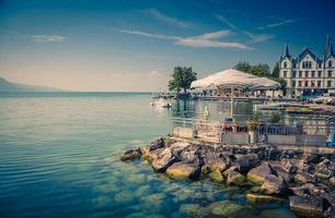 vevey-marche na margem de pedra do lago leman genebra em vevey, suíça foto