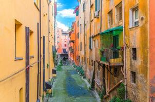 canale delle moline canal la piccola venezia finerella entre edifícios no antigo centro histórico da cidade de bolonha foto