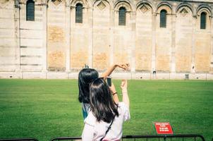 turistas viajantes asiáticos chineses, mulheres japonesas meninas estão posando, se divertindo foto