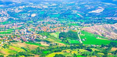 vista panorâmica aérea superior da paisagem com vale, colinas verdes, campos e aldeias da república san marino foto