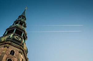 pináculo da torre do relógio da igreja de são pedro, riga, letônia foto