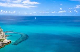 vista aérea do mar Tirreno com água turquesa, tropea, itália foto