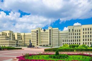 o edifício de estilo construtivismo da casa do governo na praça da independência em minsk foto