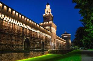 antigo castelo medieval sforza castello sforzesco e torre, milão, itália foto