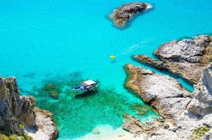 iate de pesca e barco de borracha na lagoa capo vaticano, calábria, itália foto