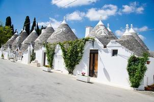 cidade de alberobello, vila com casas trulli na região da apúlia puglia foto