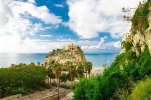 santuário igreja santa maria dell isola em top rock, tropea, itália foto