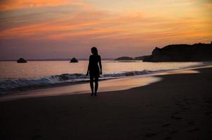 portugal, algarve, as melhores praias de portimão, praia da rocha, pôr do sol sobre o oceano atlântico foto