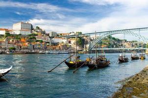 portugal, cidade paisagem porto, um grupo de barcos de madeira amarelos com barris de vinho do porto no rio douro foto