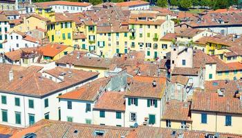 vista aérea superior da praça piazza dell anfiteatro no centro histórico da cidade medieval de lucca foto