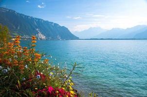 vista das montanhas alpes e lago leman em montreux, suíça foto