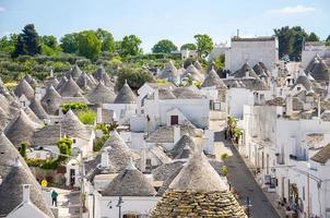 cidade de alberobello, vila com casas trulli na região da apúlia puglia foto