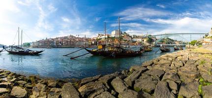 portugal, cidade paisagem porto, barcos de madeira com barris de vinho do porto fecham no rio douro foto