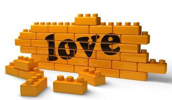 palavra de amor na parede de tijolos amarelos foto