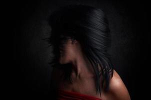 medos de mulher em fundo preto foto