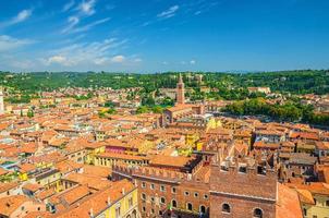 vista aérea do centro histórico da cidade de verona foto