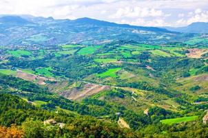 vista panorâmica aérea superior da paisagem com vale, colinas verdes, campos e aldeias da república san marino foto