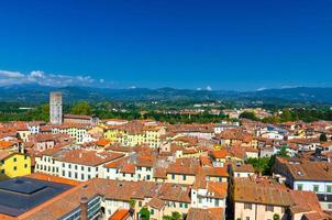 vista panorâmica aérea superior do centro histórico cidade medieval lucca foto