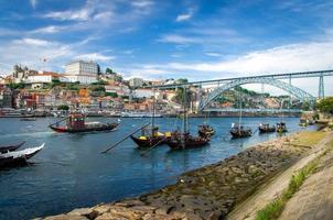 portugal, cidade paisagem porto, barcos de madeira com barris de vinho do porto fecham no rio douro foto