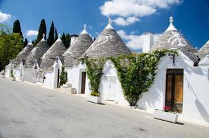 cidade de alberobello, vila com casas trulli na região da apúlia puglia foto