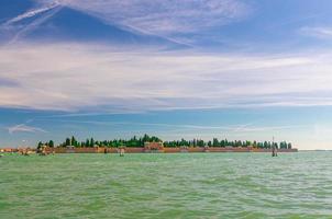 ilha de san michele na lagoa veneziana perto da cidade de veneza com famoso cemitério foto