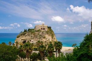 santuário igreja santa maria dell isola em top rock, tropea, itália foto