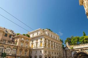 palazzo lercari-parodi palace edifícios típicos clássicos na praça piazza del portello e túnel no centro histórico foto