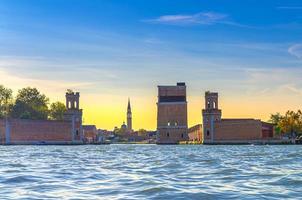 arsenal veneziano ou portão principal de água arsenale di venezia da lagoa veneziana foto