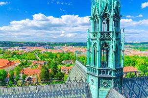 vista aérea superior do jardim real de praga e telhado e pináculo de st. catedral vitus foto