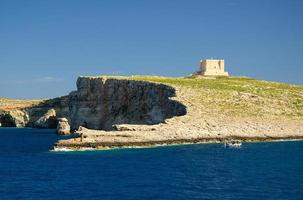 torre abaluartada na ilha comino no mar mediterrâneo, malta foto