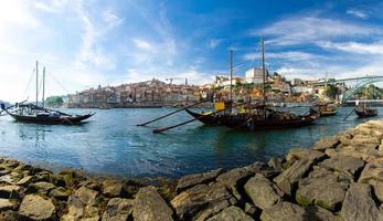 portugal, porto, barcos de madeira com barris de vinho no rio douro close-up, barcos de madeira foto