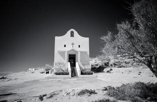 pequena igreja católica perto da janela azul, ilha de gozo, malta foto