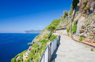 via dell' amore road way of love no parque nacional cinque terre perto da vila de riomaggiore foto