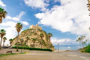 santuário igreja santa maria dell isola em top rock, tropea, itália foto