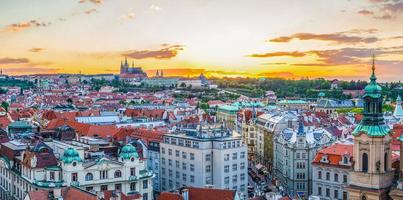 panorama do centro histórico da cidade velha de praga foto