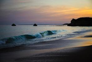 portugal, algarve, as melhores praias de portimão, praia da rocha, pôr do sol sobre o oceano atlântico foto